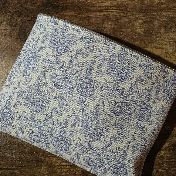 French Connection Light Blue Satin Travel Slippers With Travel Case, Never Used. - Picture 4 of 4